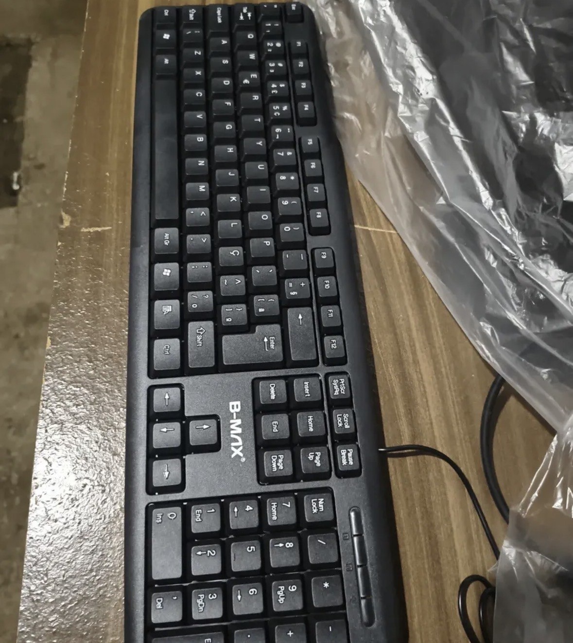 Teclado USB Com Fio B-Max BM-T02 ABNT2 Silencioso Ergonômico Preto